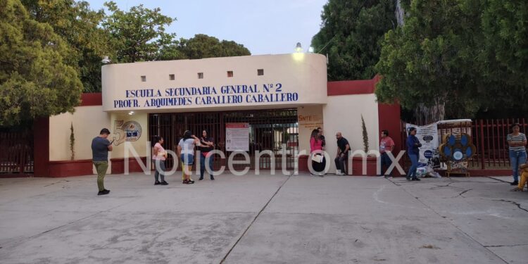 Padres toman secundaria en Victoria por presunta venta de droga entre alumnos