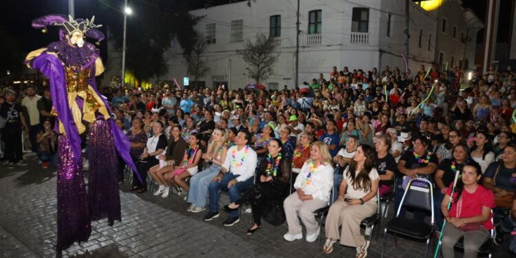 Gran participación de familias en el festival de Carnaval 2026.