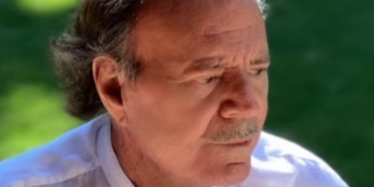 Julio Iglesias demanda a diario español; acusa  «montajes»