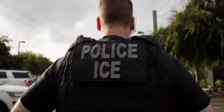 Trump amenaza con usar agentes de ICE en aeropuertos
