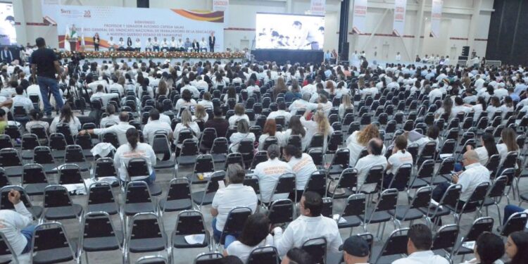 Maestros desaíran evento en el Polyforum y dejan solo a su líder