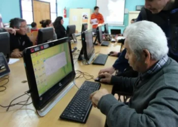 Combatirán analfabetismo  digital en adultos mayores.