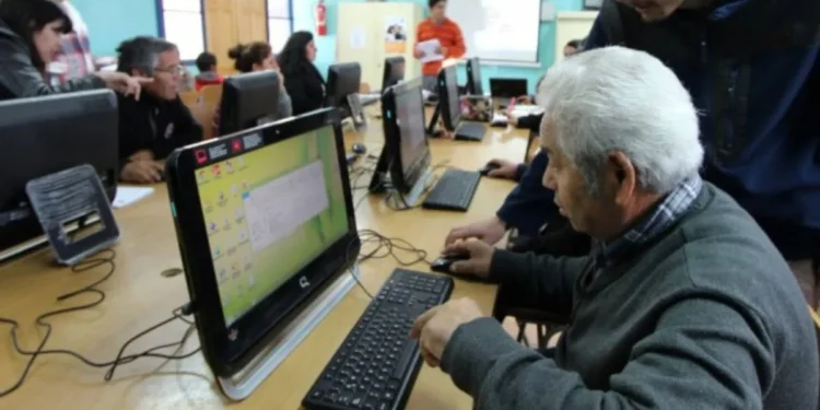 Combatirán analfabetismo  digital en adultos mayores.