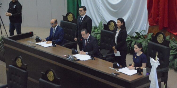 Reciben diputados cuarto informe de Américo Villarreal.