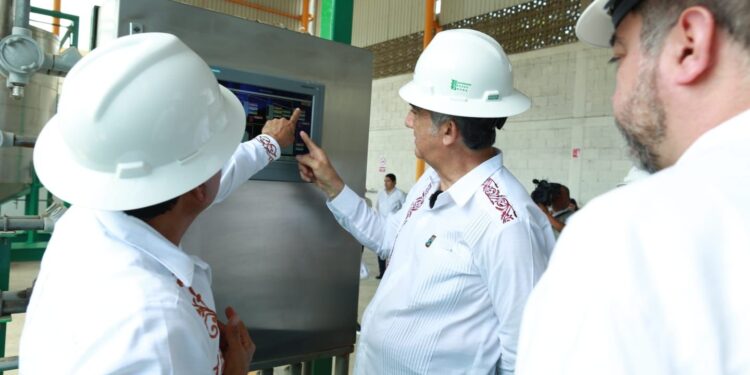 Gobernador constata avance de planta de combustibles alternativos en Altamira