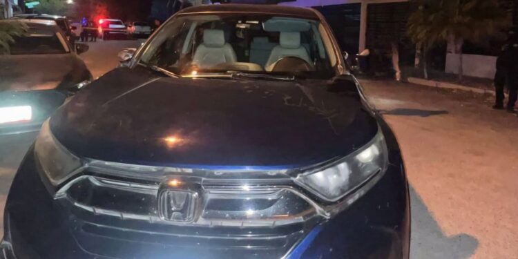Huye de la policía y abandona auto con armas