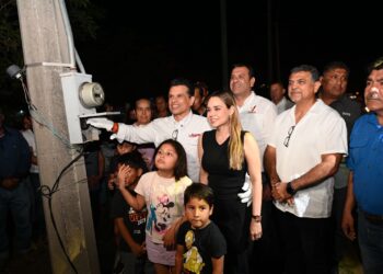 Inaugura alcalde nuevo circuito de alumbrado en boulevard Guadalupe Victoria.