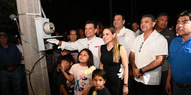 Inaugura alcalde nuevo circuito de alumbrado en boulevard Guadalupe Victoria.