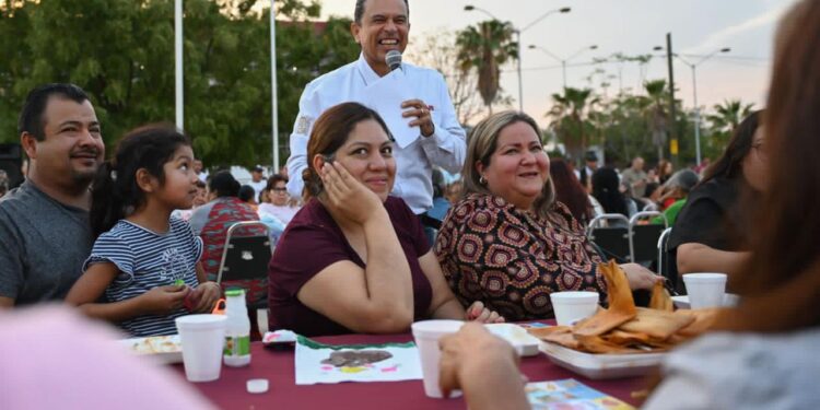 Conviven Lalo y Lucy con vecinos de Lomas de Calamaco en el Día del Pueblo.