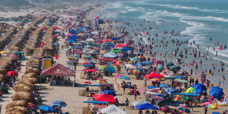 Turistas de CDMX y Nuevo León desbordan playas tamaulipecas