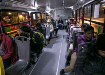 Transporte público deberá circular con luces interiores encendidas; obligación incluye a Uber y DiDi