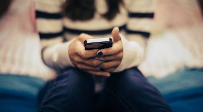 Cuidado: endurecen castigos por difamar a mujeres en redes sociales