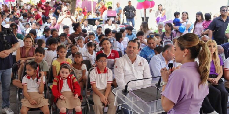 Festejan Lucy y Lalo a niñas y niños en su día.