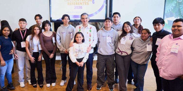 Dialogan Américo y María de Villarreal con habitantes de los polígonos de atención de Lazos del Bienestar