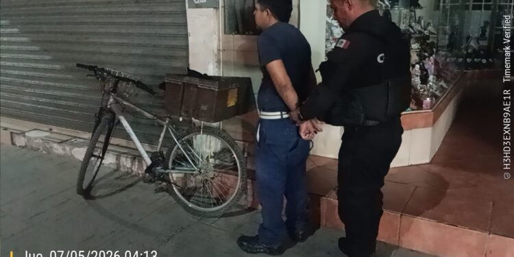 Sorprenden a presunto ladrón cuando intentaba abrir negocio en el centro de Victoria