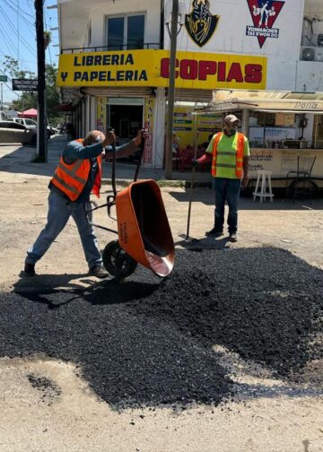 Ayuntamiento continúa con la rehabilitación de calles en Victoria.