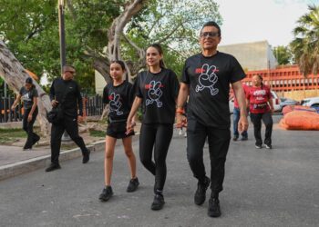 Participan Lucy y Lalo en carrera con causa del IVJUVE.