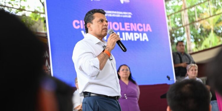 Participa Lalo Gattás en conferencia para erradicar el bullying escolar.
