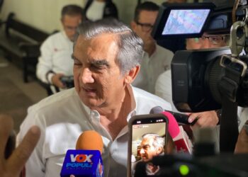 “Sí tengo visa y sigo viajando a EU”, responde Américo ante investigación federal