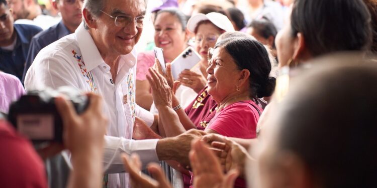 Américo y María celebran a las madres y llevan brigada de servicios a Abasolo