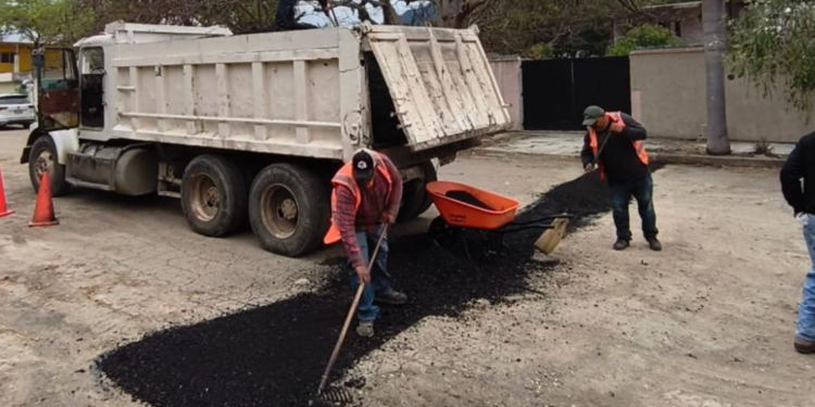Llega bacheo a las colonias Nacozari, Del Periodista y Las Palmas
