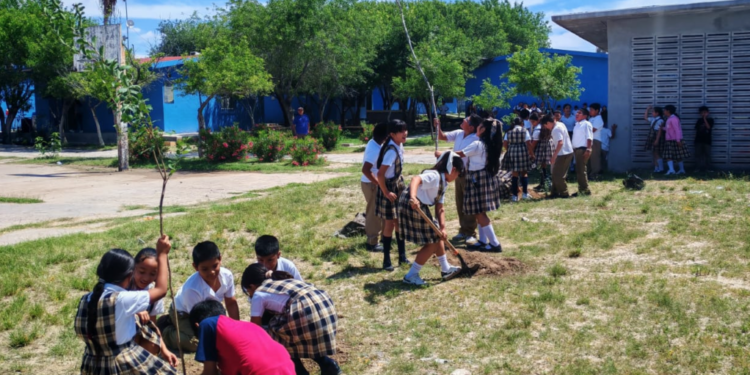 Gobierno de Nuevo Laredo fortalece educación ambiental y reforestación en escuelas