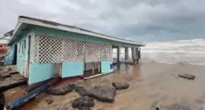 Piden derribar construcciones de riesgo en Playa Bagdad