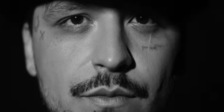 Nodal habla de traiciones, fama y cicatrices en el intro de su nuevo disco.