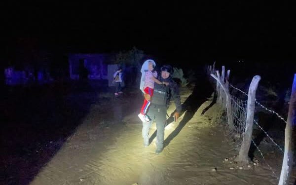 Guardia Estatal evacúa a familias atrapadas por inundaciones en Tula