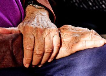 Agobia violencia digital a adultos  mayores; urgen a protegerlos.