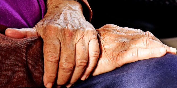 Agobia violencia digital a adultos mayores; urgen a protegerlos.