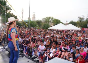 Disfrutan miles del festival del Día de las Madres organizado por el Gobierno municipal y DIF de Nuevo Laredo.