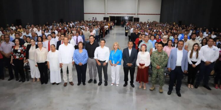 Distingue Ayuntamiento a niños y maestros de excelencia con la medalla Guadalupe Victoria.