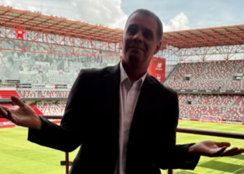 Martinoli responde a las críticas de TUDN: «Los orino a todos»