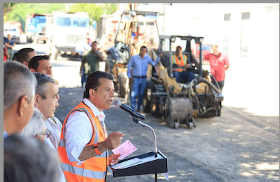 Dan banderazo a pavimentación de calle del Fracc. Las Misiones