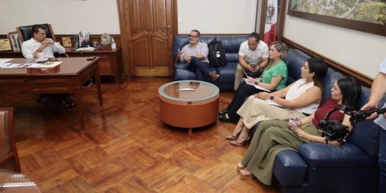 Alcalde Lalo Gattás evalúa y refuerza estrategia de recolección y limpieza en Victoria.