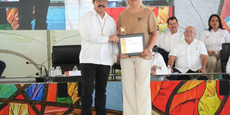En homenaje solemne reconoce la UAT trayectoria de 215 docentes