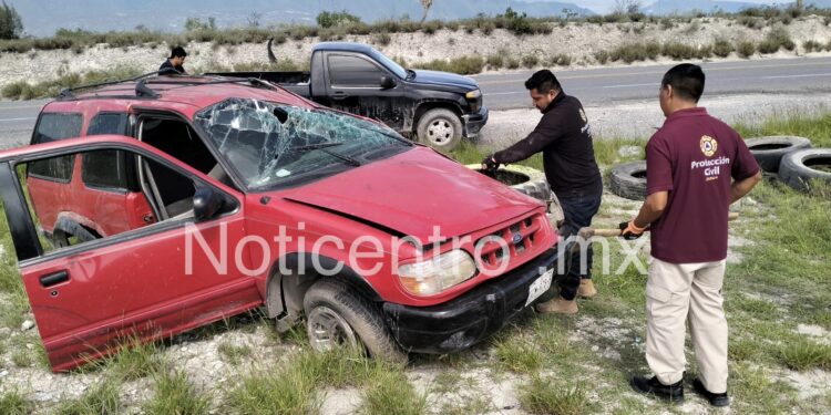 Vuelca familia cerca de Jaumave; bebé sobrevive tras salir de la camioneta