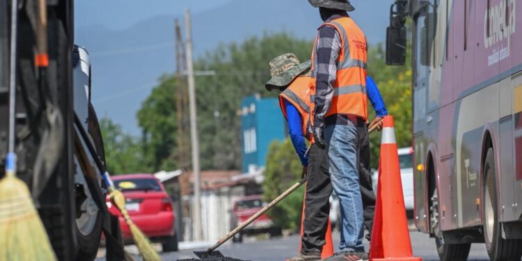 Supervisa Lalo Gattás trabajos de conservación de calles y vialidades.
