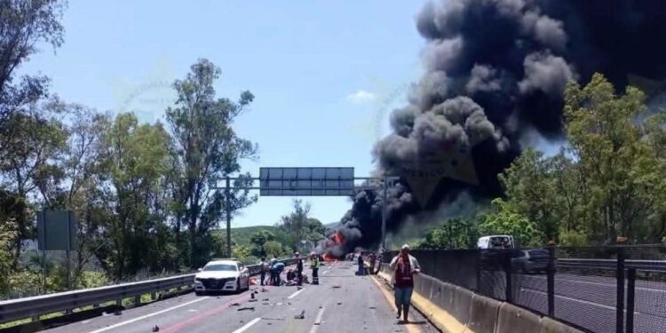 Trágico choque deja al menos 18 muertos en la autopista Guadalajara-Tepic