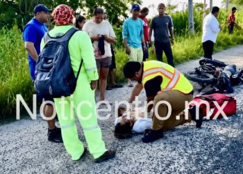 Motociclista muere tras chocar contra auto; su hijo queda herido.