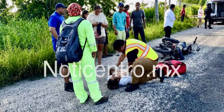 Motociclista muere tras chocar contra auto; su hijo queda herido.