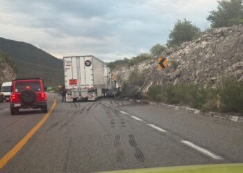 Invade carril y muere en choque contra tráiler en Jaumave