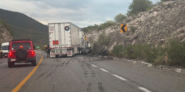 Invade carril y muere en choque contra tráiler en Jaumave