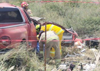 Vuelca camioneta en la Victoria-Matamoros; una mujer muere y otra resulta herida