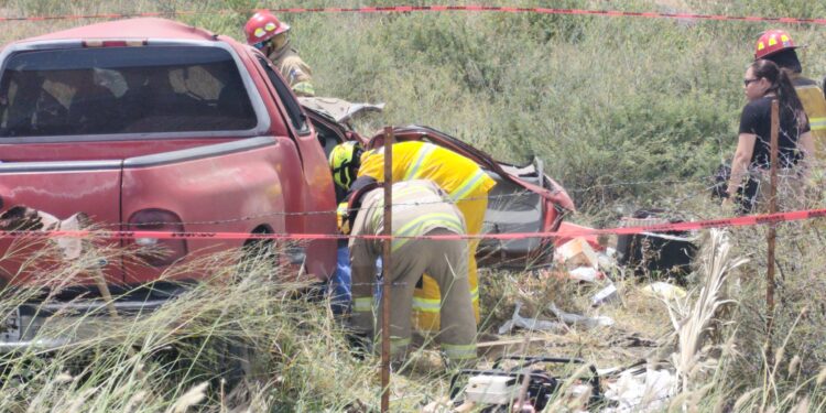 Vuelca camioneta en la Victoria-Matamoros; una mujer muere y otra resulta herida