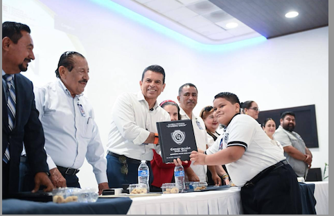 Apadrina Lalo Gattás generación de la Escuela «Epigmenio García»