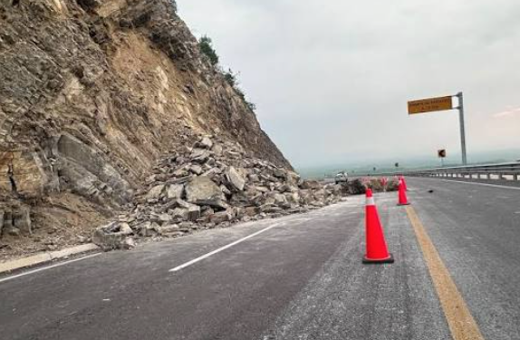 Grave trabajador tras derrumbe de rocas en obra carretera