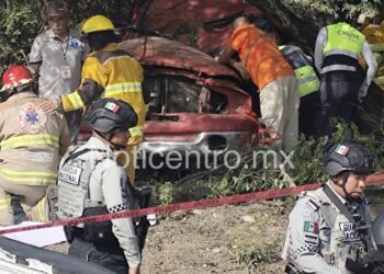 Muere mujer tras ponchadura que hizo volcar su camioneta