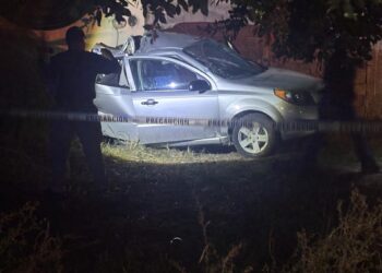 Muere al chocar contra árbol y barda